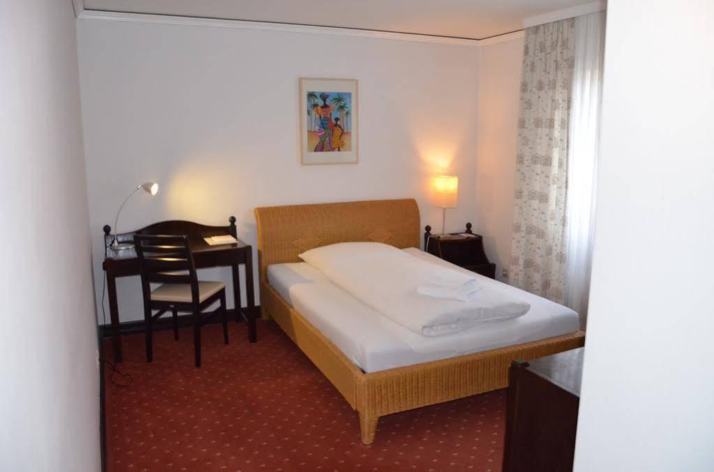 Hotel Zur Traube Moglingen Exterior foto